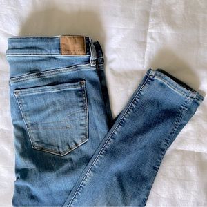 AE Light Wash Denim Jeggings